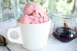 Old-Fashioned Strawberry-French Vanilla Ice Cream
